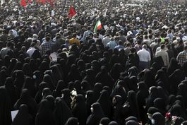 miles participan en funeral de coronel irani en teheran