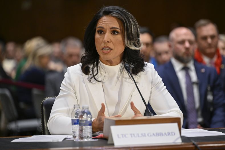 Tulsi Gabbard, nominada por el presidente Donald Trump como directora de Inteligencia Nacional, llega a su comparecencia ante la Comisión de Inteligencia del Senado en su audiencia de confirmación, en el Capitolio, el jueves 30 de enero de 2025, en Washington. (AP Foto/John McDonnell)