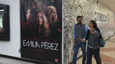 Miembros del público pasan junto a un cartel de la película Emilia Pérez en un cine en la Ciudad de México, el jueves 23 de enero de 2025. (Foto AP/Marco Ugarte)