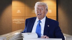 El presidente estadounidense Donald Trump firma un libro de invitados tras recorrer la Casa de la Familia Abrahámica, en Abu Dabi, Emiratos Árabes Unidas, el viernes 16 de mayo de 2025. (AP Foto/Alex Brandon)
