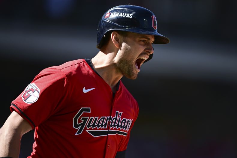 Lane Thomas de los Guardianes de Cleveland grita al correr las bases tras pegar un jonrón en la primera entrada del juego 1 de la Serie Divisional ante los Tigres de Detroit el sábado 5 de octubre del 2024.(AP Foto/David Dermer)