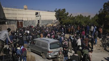 Gente ante la ominosa prisión militar de Saydnaya, al norte de Damasco, Siria, el lunes 9 de diciembre de 2024. Una multitud se reunió para entrar en la prisión, conocida como el matadero, tras la liberación de presos cuando la insurgencia derrocó al gobierno de Bashar al Assad el domingo. (AP foto/Hussein Malla)