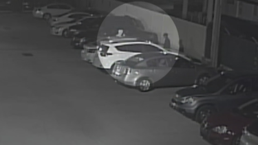 autoridades buscan a unos ladrones que robaron  bolsas de aire de varios autos