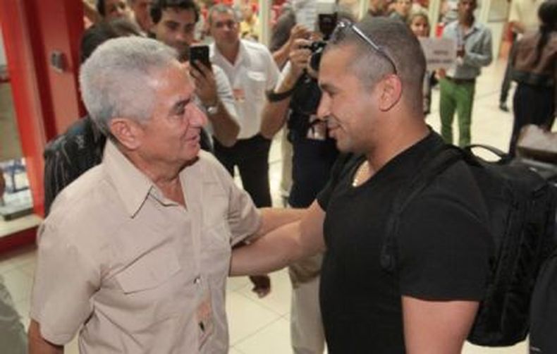 El estelar pelotero Frederich Cepeda regresó hoy con discretos números de Japón tras jugar en la Liga Profesional en lo que denominó una interesante experiencia.