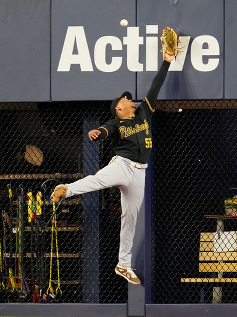 El jardinero de los Piratas de Pittsburgh Esmerlyn Valdez no alcanza a atrapar la bola en el doble de Kazuma Okamoto de los Azulejos en el encuentro del domingo 24 de mayo del 2026. (Frank Gunn/The Canadian Press via AP)