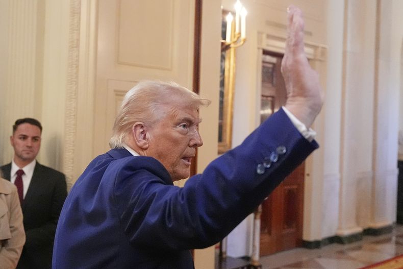 El presidente Donald Trump sale de un evento en la Sala Este de la Casa Blanca, el martes 8 de abril de 2025, en Washington. (AP Foto/Alex Brandon)