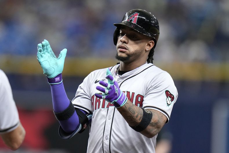 El dominicano de loso Diamondbacks de Arizona, Ketel Marte celebra su sencillo ante el relevista mexicano de los Rays de Tampa Bay, Manuel Rodríguez durante el octavo episodio del juego de béisbol el sábado 17 de agosto de 2024, en San Petersburgo, Florida. (AP Foto/Chris OMeara)
