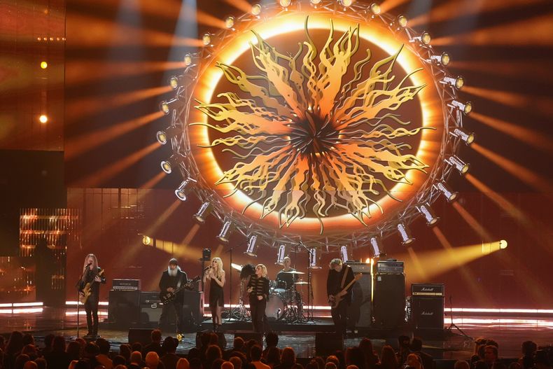 Jerry Cantrell de Alice in Chains, de izquierda a derecha, Kim Thayil de Soundgarden, Taylor Momsen, Brandi Carlile, Matt Cameron y Ben Shepherd de Soundgarden durante su presentación en la ceremonia de incorporación al Salón de la Fama del Rock and Roll de 2025 el sábado 8 de noviembre de 2025 en L.A. Live en Los Ángeles. (Foto AP/Chris Pizzello)