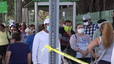 se forman largas filas en miami mientras los residentes esperan recibir una tarjeta de regalo de publix de $ 250