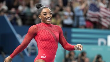 La estadounidense Simone Biles sonríe tras competir en el salto de caballo de la gimnasia artística de los Juegos Olímpicos de París, el sábado 3 de agosto de 2024. (AP Foto/Charlie Riedel)