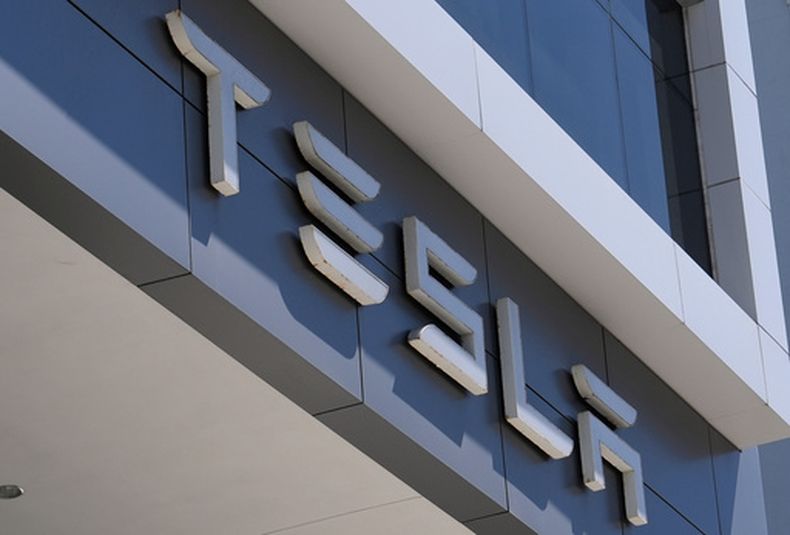 ARCHIVO - El logotipo de Tesla se exhibe en un concesionario de Tesla el jueves 13 de marzo de 2025, en Miami. (AP Foto/Lynne Sladky/Archivo)