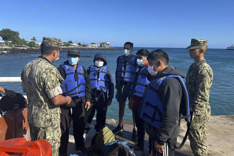 Esta foto, proporcionada por el gobierno, muestra a cinco pescadores náufragos con chalecos salvavidas, rescatados por un barco atunero ecuatoriano tras estar a la deriva durante más de 50 días, en la Base Naval de San Cristóbal, Islas Galápagos, Ecuador, el sábado 10 de mayo de 2025. (Armada de Ecuador vía AP)