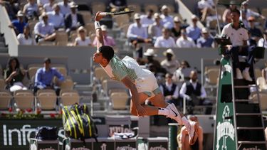 Carlos Alcaraz en acción en el partido contra Taro Daniel durante la segunda ronda del Abierto de Francia, el miércoles 31 de mayo de 2023, en París. (AP Foto/Thibault Camus)