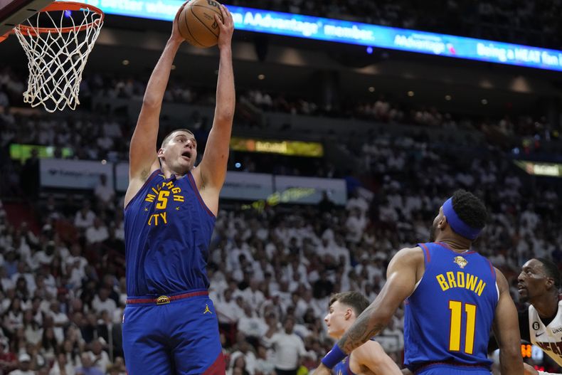 El serbio Nikola Jokic, pívot de los Nuggets de Denver, captura un rebote en el tercer partido de las Finales de la NBA, el miércoles 7 de junio de 2023, ante el Heat de Miami (AP Foto/Wilfredo Lee)