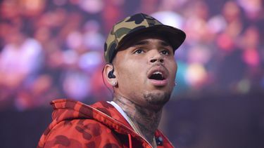 En esta imagen del 7 de junio de 2015, Chris Brown aparece en el concierto 2015 Hot 97 Summer Jam en el Estadio MetLife en East Rutherford, Nueva Jersey. (Foto de Scott Roth/Invision/AP, Archivo)