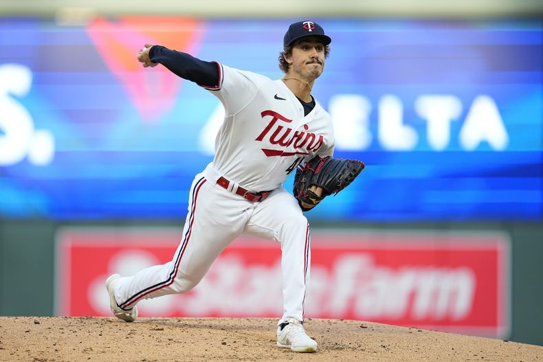 El abridor de los Mellizos de Minnesota Joe Ryan lanza en la primera entrada en el encuentro ante los Yanquis de Nueva York el martes 25 de abril del 2023. (AP Foto/Abbie Parr)