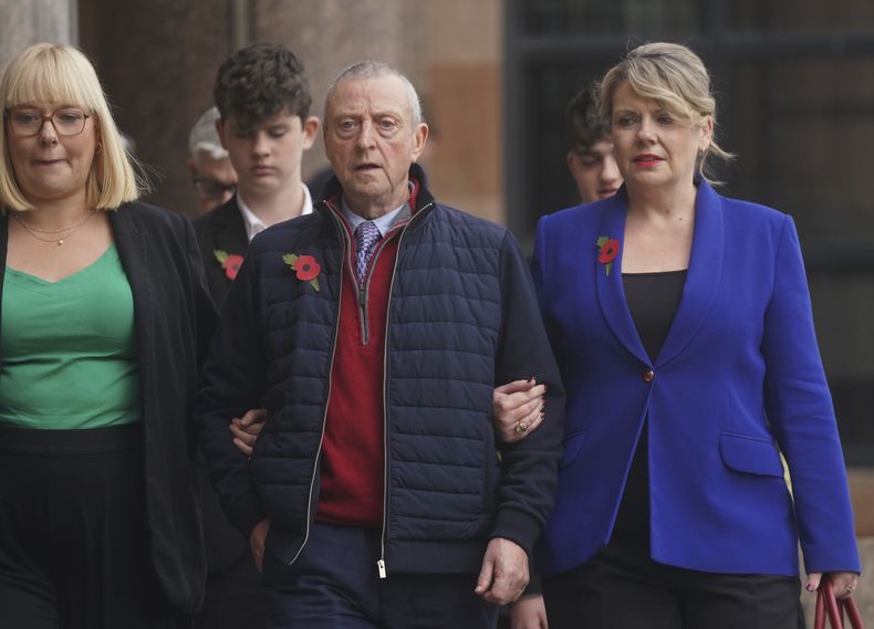 Patrick OHara y miembros de su familia abandonan el Tribunal de la Corona, en Newcastle, Inglaterra, el 6 de noviembre de 2024, donde Thomas Kwan fue condenado a 31 años por intentar asesinar a OHara, que era la pareja de su madre, con una vacuna covid falsa. (Owen Humphreys/PA vía AP)