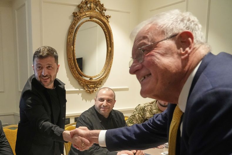 El presidente de Ucrania, Volodymyr Zelenskyy, a la izquierda, estrecha la mano con el enviado especial de Estados Unidos para Ucrania y Rusia, Joseph Keith Kellogg, durante su reunión en Roma, Italia, el miércoles 9 de julio de 2025. (AP Foto/Gregorio Borgia)