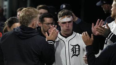 Kerry Carpenter de los Tigres de Detroit celebra con sus compañeros tras anotar con el sencillo del dominicano Wenceel Pérez en la sexta entrada del juego 4 de la serie divisional ante los Guardianes de Cleveland el jueves 10 de octubre del 2024. (AP Foto/Carlos Osorio)