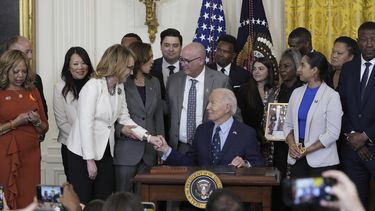 La exrepresentante Gabby Giffords habla con el presidente Joe Biden sobre la violencia armada en Estados Unidos, durante un evento con la vicepresidenta Kamala Harris y otras personas en la Sala Este de la Casa Blanca en Washington, el jueves 26 de septiembre de 2024. (Foto AP/Susan Walsh)