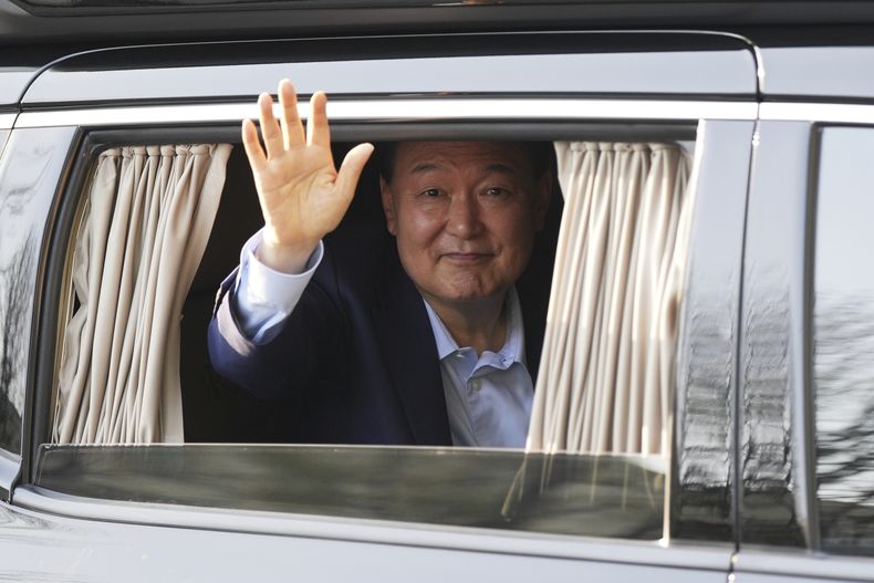 El destituido presidente surcoreano al llegar a su residencia privada en Seúl el 11 de abril del 2025. (AP foto/Lee Jin-man)