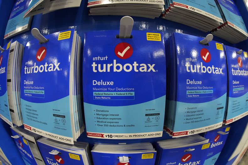 Tarjetones de TurboTax, una plataforma para la presentación de declaraciones fiscales, en un Costco Warehouse en Pittsburgh el jueves 26 de enero de 2023. (Foto AP/Gene J. Puskar)