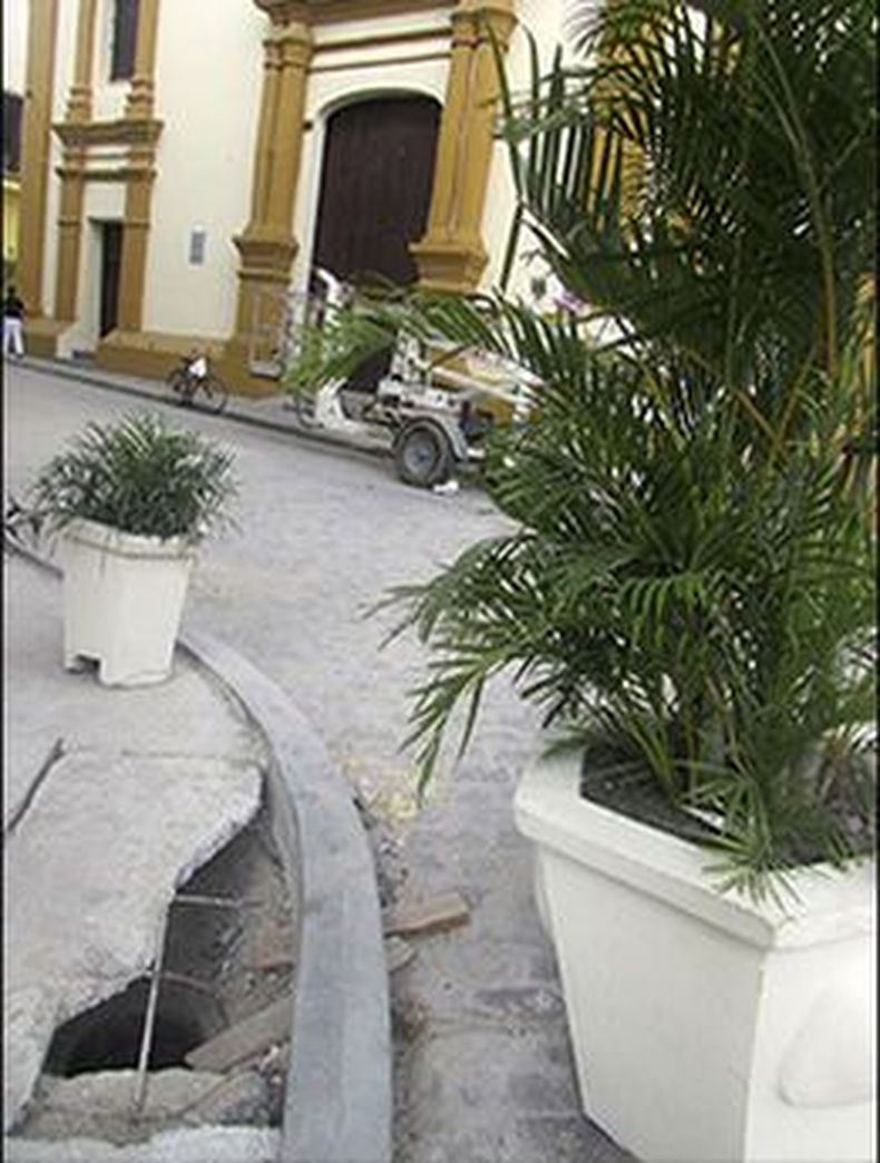 Numerosos huecos y otras chapucerías salpican uno de los centros urbanos mejor conservados del país.