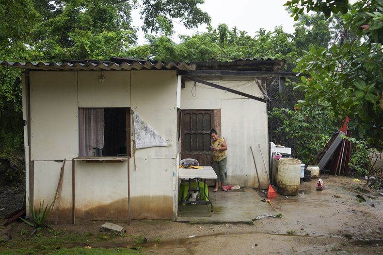 Larissa Martínez, deportada de Estados Unidos en 2021 con sus tres hijos, mira su teléfono en su casa en las afueras de San Pedro Sula, Honduras, el miércoles 4 de diciembre de 2024. (AP foto/Moises Castillo)