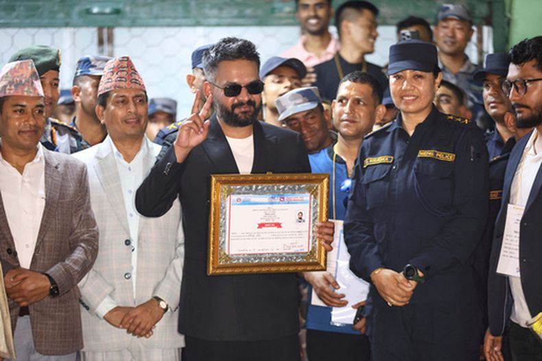 Balendra Shah, en primer plano, exalcalde de la Ciudad Metropolitana de Katmandú y candidato a primer ministro por el Partido Rastriya Swatantra, recibe su certificado de victoria tras derrotar al exprimer ministro Khadga Prasad Oli, del Partido Comunista de Nepal-Marxista-Leninista Unificado (CPN-UML), en Jhapa, a unos 430 kilómetros (267 millas) al sureste de Katmandú, Nepal, el domingo 8 de marzo de 2026. (Foto AP/Umesh Karki)