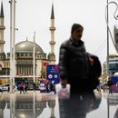 Peatones caminan a un costado de un enorme trofeo de la Liga de Campeones en Taksim square, en Estambul, el jueves 8 de junio de 2023. Manchester City jugará contra Inter de Milán la final de la Liga de Campeones el sábado 10 de junio en Estambul. (AP Foto/Francisco Seco)