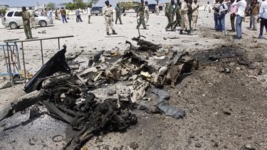 americateve | Soldados somal&iacute;es rodean los restos de un coche bomba suicida cerca del parlamento en Mogadiscio, Somalia, s&aacute;bado 5 de julio de 2014. El atentado, que dej&oacute; cuatro muertos, fue reivindicado por el grupo extremista al-Shahab. (AP Foto/F