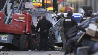 Personal de emergencias revisa un área en la que un vehículo arrolló a una multitud en el cruce de las calles Canal y Bourbon, el miércoles 1 de enero de 2025, en Nueva Orleans. (AP Foto/Gerald Herbert)
