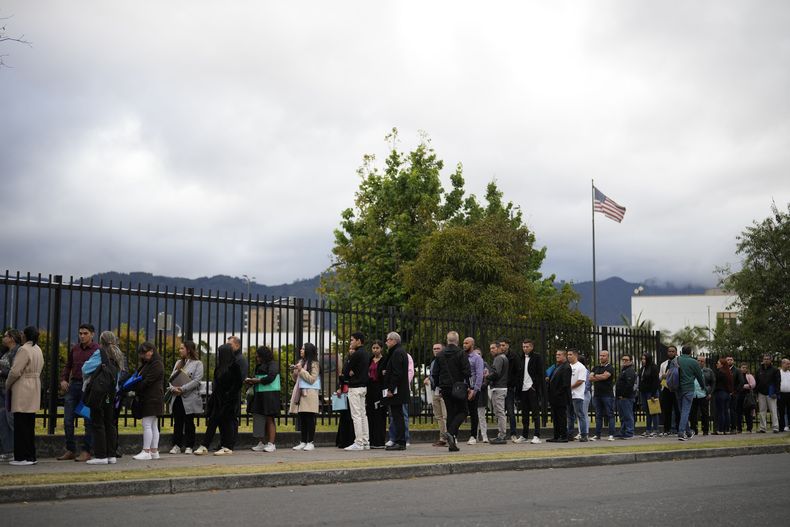 La gente espera en fila para ingresar a la embajada de Estados Unidos después de que los servicios de procesamiento de visas fueron suspendidos durante varios días en Bogotá, Colombia, el viernes 31 de enero de 2025. (AP Foto/Fernando Vergara)