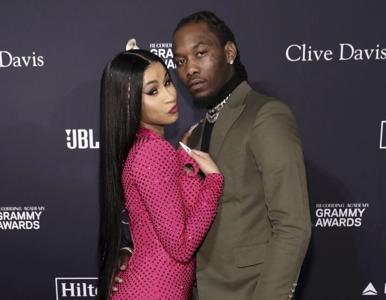 ARCHIVO - Cardi B, izquierda, y Offset llegan a la gala y homenaje a los íconos de la industria previo a los Grammy en Beverly Hills, California, el 25 de enero de 2020. (Foto Mark Von Holden/Invision/AP, archivo)