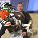 Tanner McCalister, de los Browns de Cleveland, desvía un pase dirigido a T.J. Luther, de los Jets de Nueva York, en el partido del Salón de la Fama, el jueves 3 de agosto de 2023, en Canton, Ohio (AP Foto/David Richard)