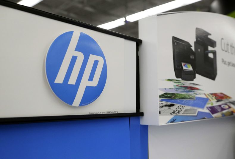 ARCHIVO - En esta foto del 24 de mayo de 2016, productos de Hewlett-Packard se exhiben en una tienda en North Andover, Massachusetts (AP Foto/Elise Amendola, Archivo)