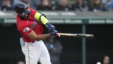 El dominicano Amed Rosario, de los Guardianes de Cleveland, rompe el bate al conectar un sencillo ante los Medias Rojas de Boston durante el cuarto inning del encuentro del miércoles 7 de junio de 2023 (AP Foto/Sue Ogrocki)