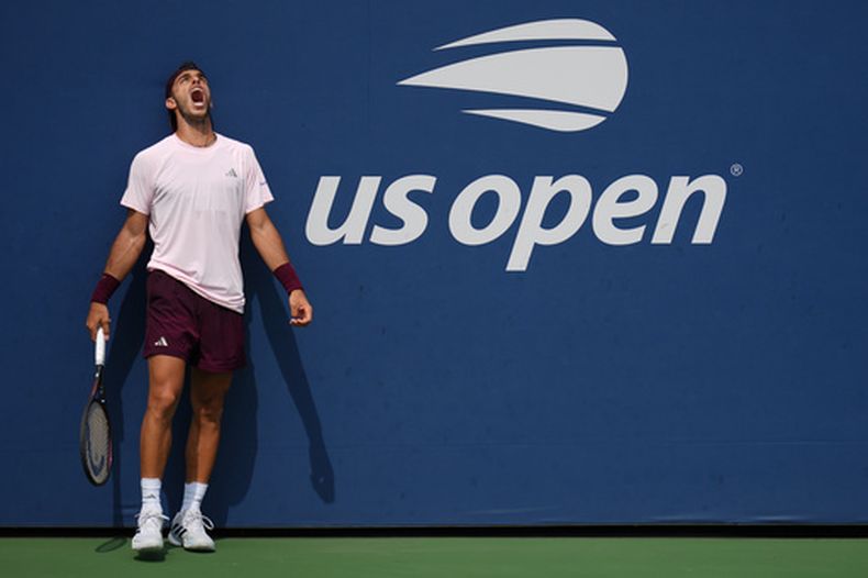 Francisco Cerúndolo reacciona durante su partido contra Jan-Lennard Struff en la segunda ronda del US Open, el jueves 3 de septiembre de 2026, en Nueva York. (AP Foto/Kirsty Wigglesworth)