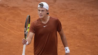 El danés Holger Rune celebra tras llevarse un punto en el encuentro de semifinal del Abierto de Italia ante el noruego Casper Ruud el sábado 20 de mayo del 2023. (AP Foto/Gregorio Borgia)