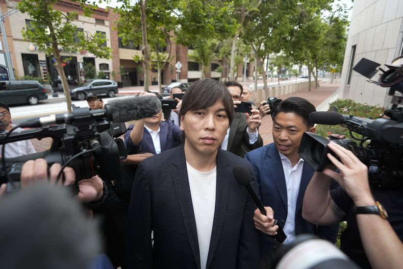 Ippei Mizuhara, el antiguo intérprete de Shohei Ohtani en las Grandes Ligas, se apersona a un tribunal federal, el martes 4 de junio de 2024, en Los Ángeles. (AP Foto/Damián Dovarganes)