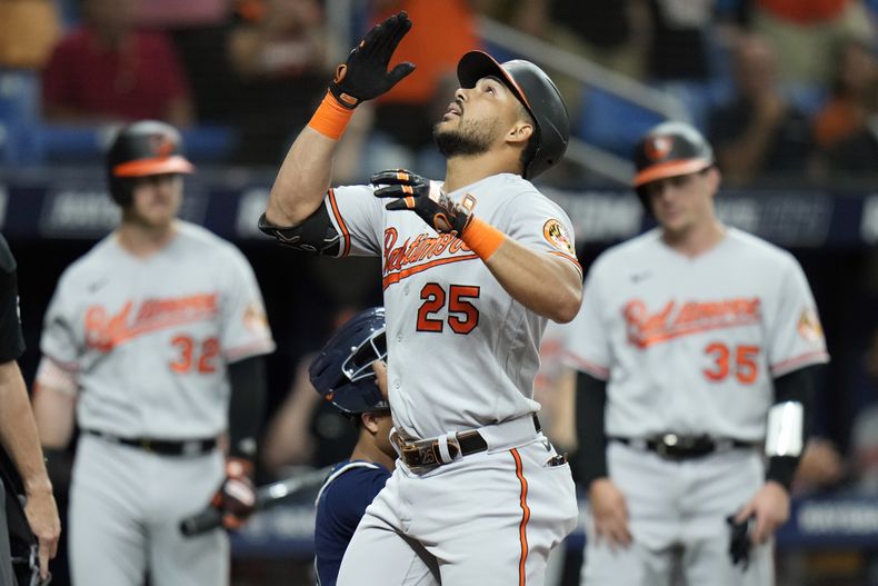 El venezolano Anthony Santander, de los Orioles de Baltimore, festeja luego de conectar un jonrón de dos carreras ante los Rays de Tampa Bay, el martes 20 de junio de 2023 (AP Foto/Chris OMeara)