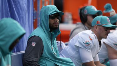 El quarterback de los Dolphins de Miami, Tua Tagovailoa, centro, observa desde la banca durante la primera mitad de un partido de fútbol americano de la NFL contra los Seattle Seahawks, el domingo 22 de septiembre de 2024, en Seattle. (AP Foto/Stephen Brashear)