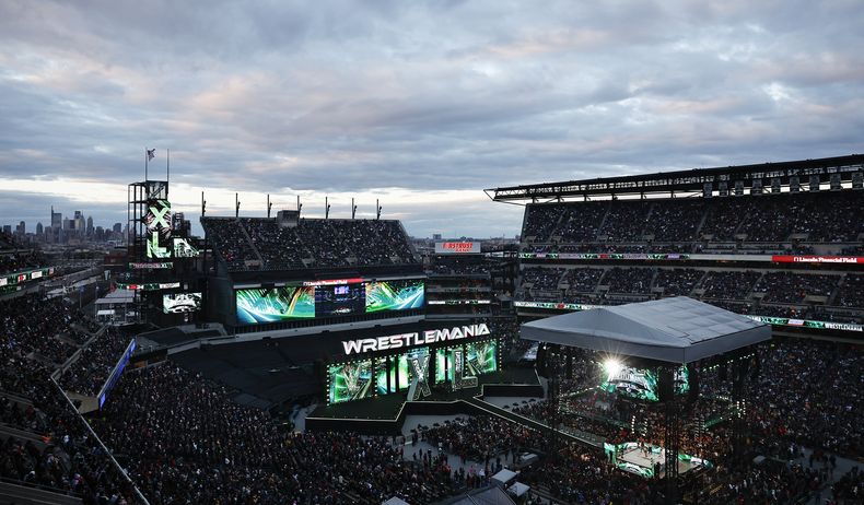 ARCHIVO - El escenario de WrestleMania XL en el estadio Lincoln Financial Field de Filadelfia, el sábado 6 de abril de 2024. (Yong Kim/The Philadelphia Inquirer vía AP)