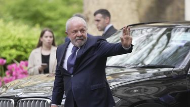 El presidente de Brasil, Luiz Inácio Lula da Silva, saluda a la prensa al llegar a Downing Street para reunirse con el primer ministro de Gran Bretaña Rishi Sunak, en Londres, el viernes 5 de mayo de 2023. (AP Foto/Kin Cheung)