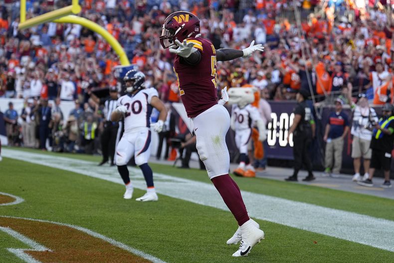 Jamin Davis (52) de los Washington Commanders celebra luego de la conversión de 2 puntos fallida por los Denver Broncos en el cuarto período. Domingo 17 de septiembre de 2023. (AP Foto/Jack Dempsey)