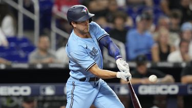 Ernie Clement, de los Azulejos de Toronto, batea un sencillo remolcador en el juego del martes 20 de junio de 2023, ante los Marlins de Miami (AP Foto/Lynne Sladky)