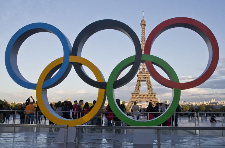 ARCHIVO - Los aros olímpicos se muestran en París, el jueves 14 de septiembre de 2017. (AP Foto/Michel Euler, archivo)
