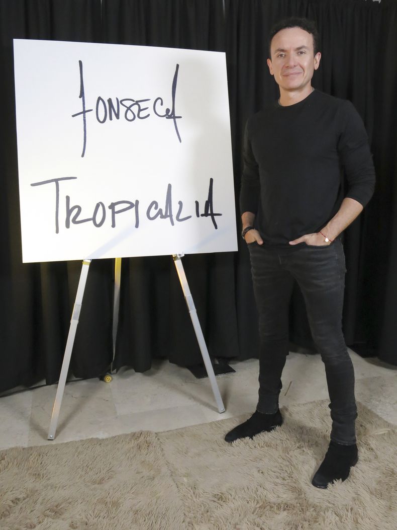 El cantautor colombiano Fonseca posa para promover su álbum Tropicalia, durante una entrevista en la Ciudad de México el lunes 29 de abril de 2024. (Foto AP/Berenice Bautista)