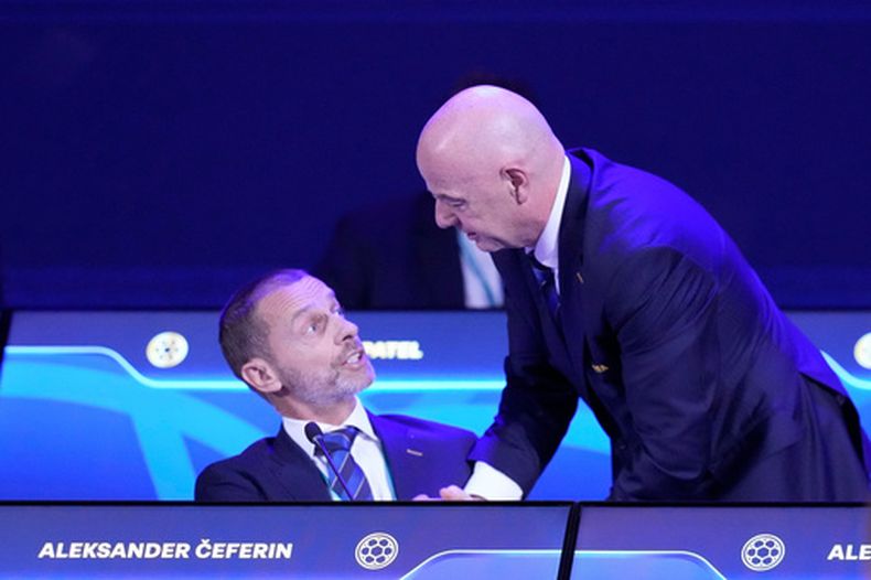 ARCHIVO - El presidente de la FIFA Gianni Infantino (derecha) conversa con el líder de la UEFA Aleksander Ceferin, el 15 de mayo de 2025, en Luque, Paraguay. (AP Foto/Fernando Calistro)