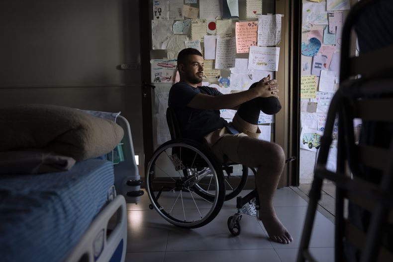 El soldado israelí Jonathan Ben Hamou, de 22 años y quien resultó herido en la guerra contra Hamás, en una habitación en el pabellón de rehabilitación del hospital Sheba, el lunes 18 de diciembre de 2023, en Ramat Gan, Israel. (AP Foto/Oded Balilty)